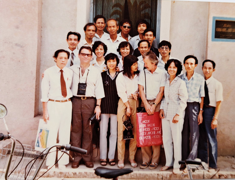 Đón phóng viên Tạp chí Khoa học và Đời sống Liên xô (hàng đầu từ trái sang người thứ 2 và thứ 5) dự kỷ niệm 30 năm thành lập Báo Khoa học và Đời sống. Đón phóng viên Tạp chí Khoa học và Đời sống Liên xô (hàng đầu từ trái sang người thứ 2 và thứ 5) dự kỷ niệm 30 năm thành lập Báo Khoa học và Đời sống.