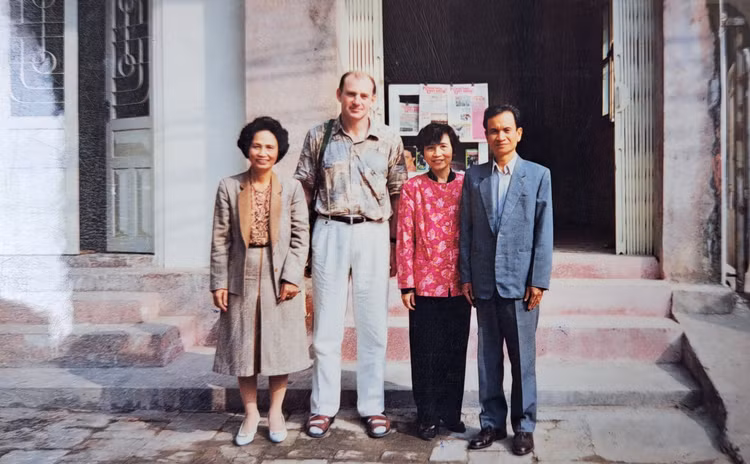 Phóng viên Thụy Điển đến thăm Báo.