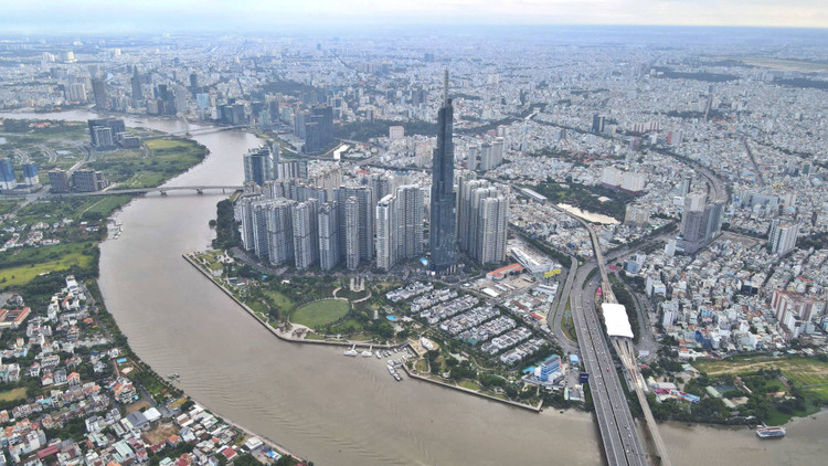 Theo Bộ KH&amp;ĐT, tính tổng cộng, hiện nay TP HCM dẫn đầu cả nước về thu hút vốn đầu tư nước ngoài với hơn 56,2 tỉ USD,chiếm 12,7% tổng vốn đầu tư. Ảnh: Lê Xuân Thọ.