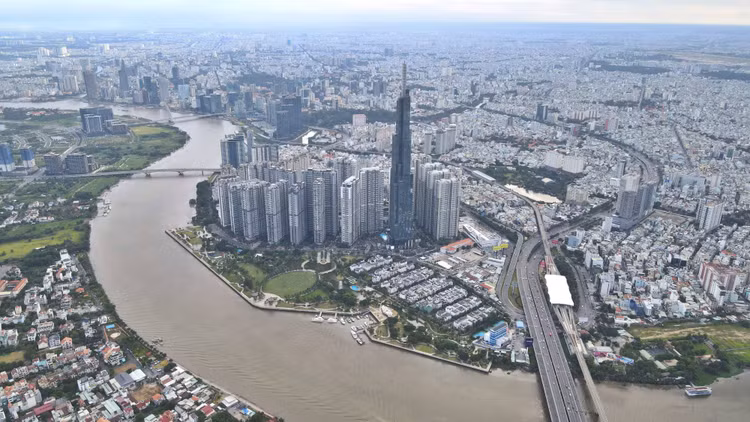 Theo Bộ KH&amp;ĐT, tính tổng cộng, hiện nay TP HCM dẫn đầu cả nước về thu hút vốn đầu tư nước ngoài với hơn 56,2 tỉ USD,chiếm 12,7% tổng vốn đầu tư. Ảnh: Lê Xuân Thọ.