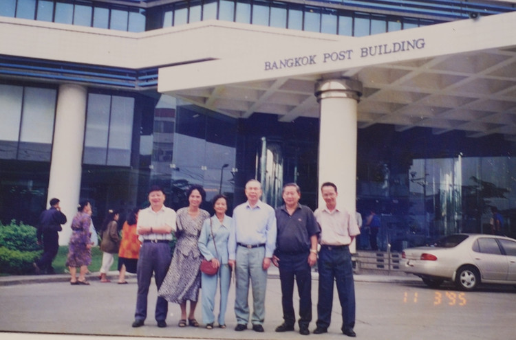 Đoàn đại biểu Hội Nhà báo Việt Nam thăm và làm việc tại báo Bangkok Post, Thái Lan. Trong ảnh từ phải sang người thứ 2: Phó Tổng biên tập báo Bangkok Post và là Chủ tịch Hội Nhà báo Thái Lan; người thứ 3: Nhà báo Phan Quang - Chủ tịch Hội nhà báo Việt Nam; người thứ 5: Nhà báo Lan Anh. Đoàn đại biểu Hội Nhà báo Việt Nam thăm và làm việc tại báo Bangkok Post, Thái Lan. Trong ảnh từ phải sang người thứ 2: Phó Tổng biên tập báo Bangkok Post và là Chủ tịch Hội Nhà báo Thái Lan; người thứ 3: Nhà báo Phan Quang - Chủ tịch Hội nhà báo Việt Nam; người thứ 5: Nhà báo Lan Anh.