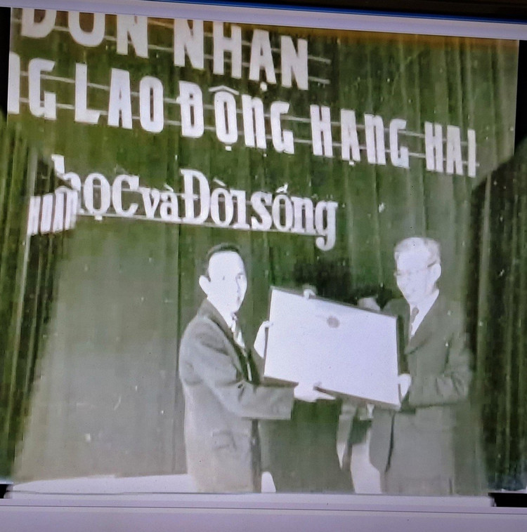 GS.VS Trần Đại Nghĩa trao Huân chương Lao động hạng Nhì cho Báo Khoa học và Đời sống tại lễ kỷ niệm 20 năm thành lập Báo.