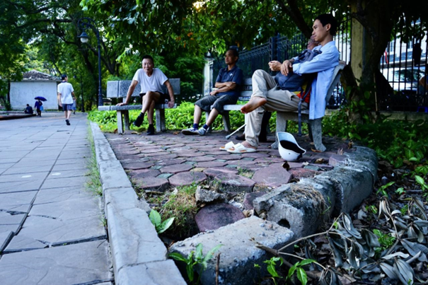 Ngồi nghỉ trên ghế đá, ông Vũ Khắc Đoàn (áo trắng bên trái), 80 tuổi ở Nghĩa Tân nói: “Tôi nghỉ hưu từ năm 1993, công viên Nghĩa Đô là nơi tôi thường xuyên đến tập luyện, nay xuống cấp quá. Rất mong thành phố cải tạo, nâng cấp cho người dân chúng tôi có không gian xanh sạch đẹp và an toàn để nghỉ ngơi, thư giãn”.