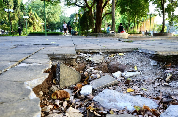 Những viên gạch vỡ nát tạo thành hố sâu trong công viên Nghĩa Đô, vừa mất mỹ quan vừa nguy hiểm cho người qua lại. Ông Vũ Đình Châu 73 tuổi, thương binh loại 1 cho biết, ông rất cẩn thận khi đi tập thể dục nơi đây.