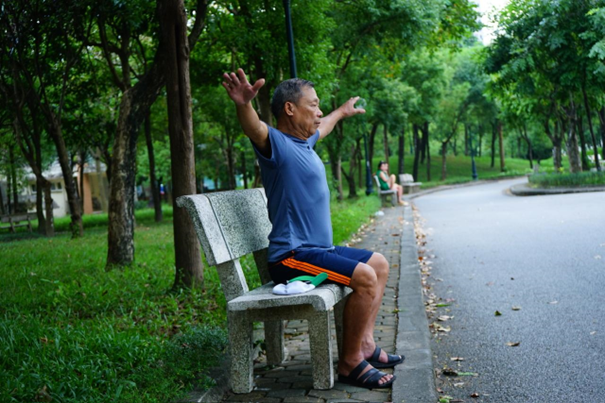 Ông Phạm Văn Chiến tổ 10, Nhân Mỹ, Mỹ Đình 1 nói: “Tôi tập thể dục trong công viên Cầu Giấy này đã được hơn 6 năm. Tôi bị đau cột sống, do đã nghỉ hưu, có thời gian nên vẫn đạp xe đến đây để có chút không gian xanh. Nhưng, tôi thấy ở đây lạc hậu quá. Kể ra có điều kiện, cơ quan chủ quản nên đầu tư nâng cấp thêm để có thêm nhiều điểm vui chơi, giải trí”.