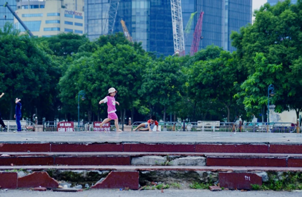 Nhiều người dân khi đưa con đi chơi công viên Cầu Giấy, luôn nhắc nhở con trẻ cẩn thận mỗi khi đi vào những bậc lên xuống đã tróc gạch ở khu quảng trường.