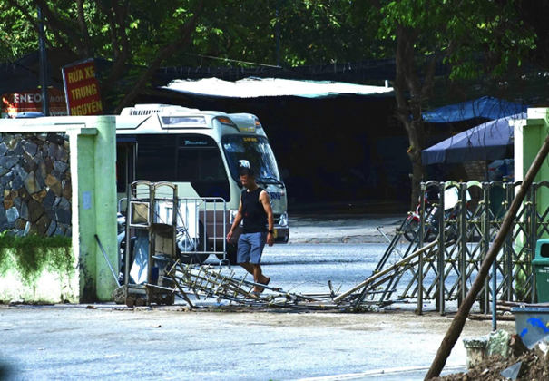 Cũng trong tình trạng xuống cấp, công viên Cầu Giấy cũng có nhiều hạng mục hư hỏng. Trong ảnh: Cửa ra vào của công viên Cầu Giấy bị đổ sập phần hàng rào.