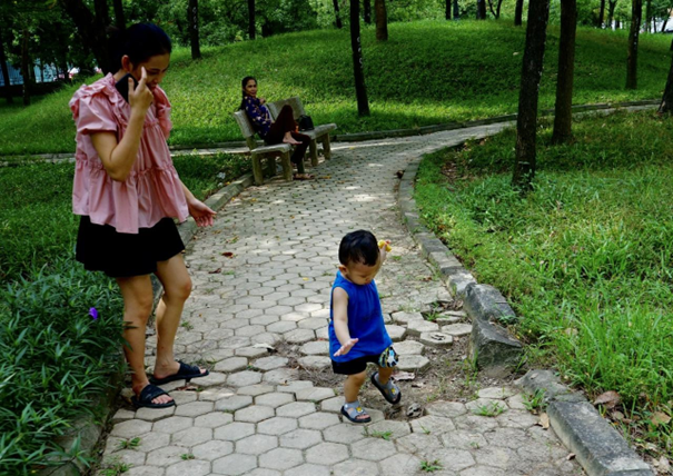 Chị Nguyễn Thúy ở Mễ Trì cho bé Phú Quốc đi chơi công viên Cầu Giấy. Chị cảm thấy không yên tâm khi để bé tự chơi một mình nên luôn luôn đi bên cạnh vì sợ bé ngã.