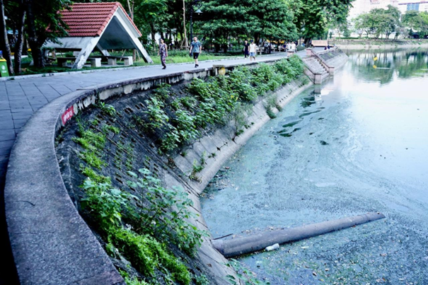 “Nước hồ bốc mùi hôi thối, nhất là vào những hôm trời oi nóng. Có thể hồ điều hoà này lẫn cả nước thải sinh hoạt của khu dân cư gần đây”, một người dân đi tập thể dục nói.