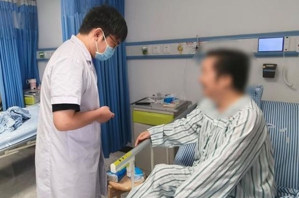 Hiện tại bệnh nhân vẫn phải tiếp tục điều trị do nhiễm sán nặng.