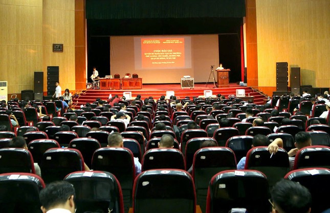 Toàn cảnh phiên đấu giá quyền sử dụng đất ngày 19/10 tại quận Hà Đông - Ảnh: Tiền Phong Toàn cảnh phiên đấu giá quyền sử dụng đất ngày 19/10 tại quận Hà Đông - Ảnh: Tiền Phong