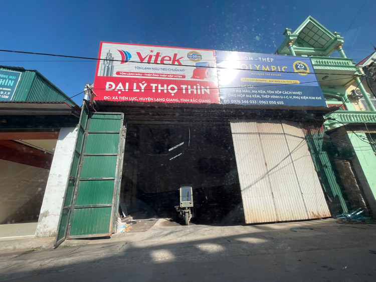 Các công trình, nhà xưởng bị phản ánh xây dựng trên đất nông nghiệp; lấn chiếm hành lang giao thông đường TL 295. Các công trình, nhà xưởng bị phản ánh xây dựng trên đất nông nghiệp; lấn chiếm hành lang giao thông đường TL 295.