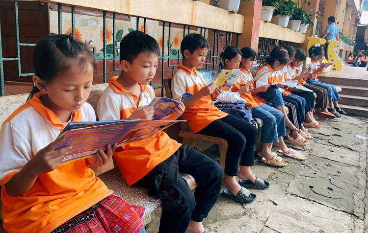 Niềm vui của các em nhỏ khi được đọc những trang sách Niềm vui của các em nhỏ khi được đọc những trang sách