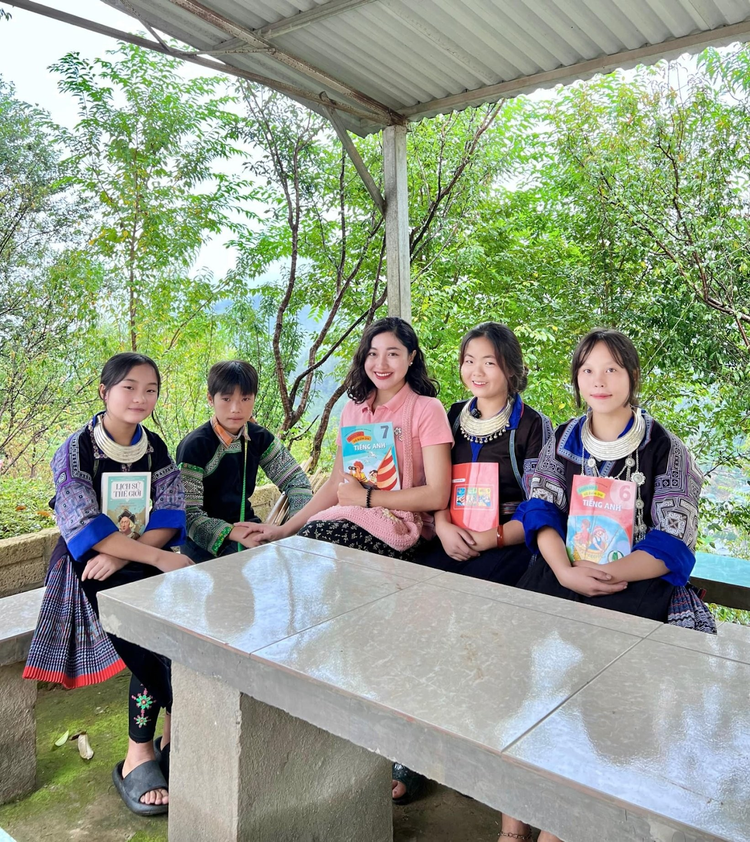 Giang Châu với các em học sinh vùng cao Giang Châu với các em học sinh vùng cao