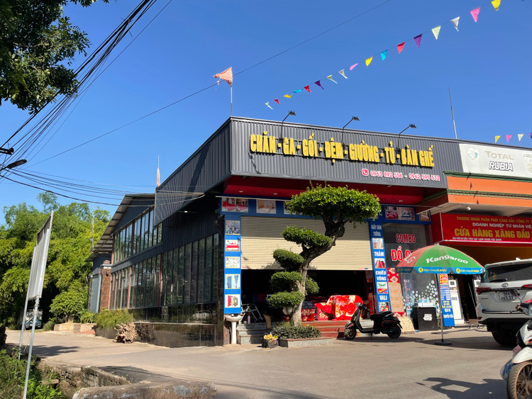 Các công trình, nhà xưởng bị phản ánh xây dựng trên đất nông nghiệp; lấn chiếm hành lang giao thông đường TL 295. Các công trình, nhà xưởng bị phản ánh xây dựng trên đất nông nghiệp; lấn chiếm hành lang giao thông đường TL 295.