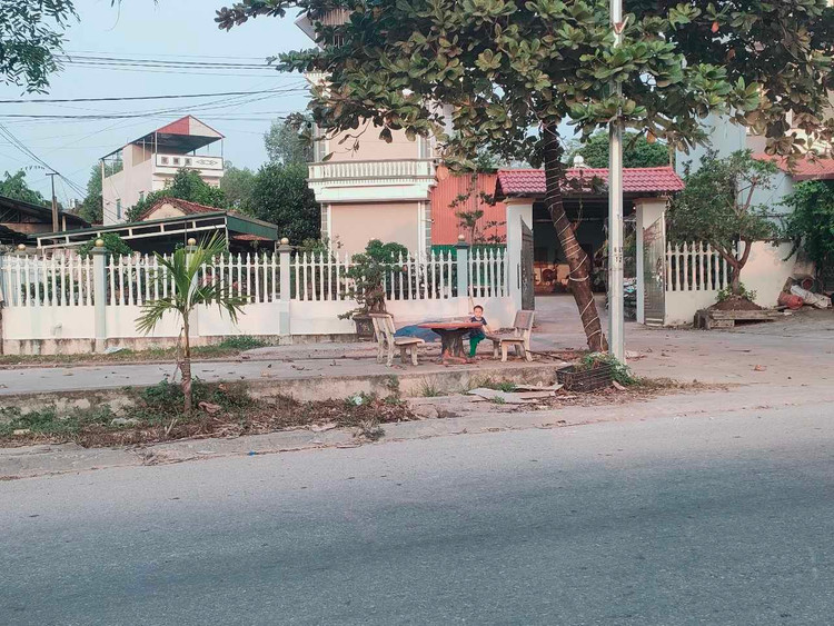 Tường rào vi phạm của gia đình Phó Chủ tịch UBND xã Tiên Lục Nguyễn Đình Lâm (trước và sau). Tường rào vi phạm của gia đình Phó Chủ tịch UBND xã Tiên Lục Nguyễn Đình Lâm (trước và sau).