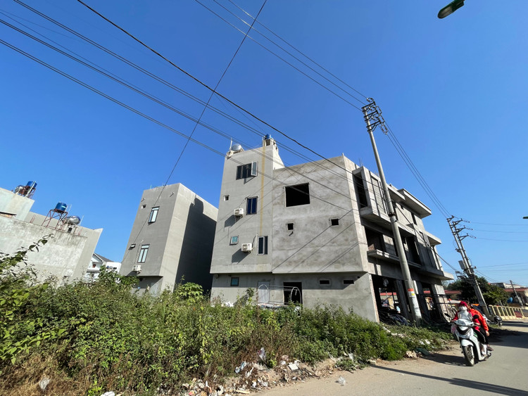 Một số công trình nhà ở khác trong khu dân cư chợ Năm bị phản ảnh xây dựng “ăn gian” diện tích khoảng không. Một số công trình nhà ở khác trong khu dân cư chợ Năm bị phản ảnh xây dựng “ăn gian” diện tích khoảng không.