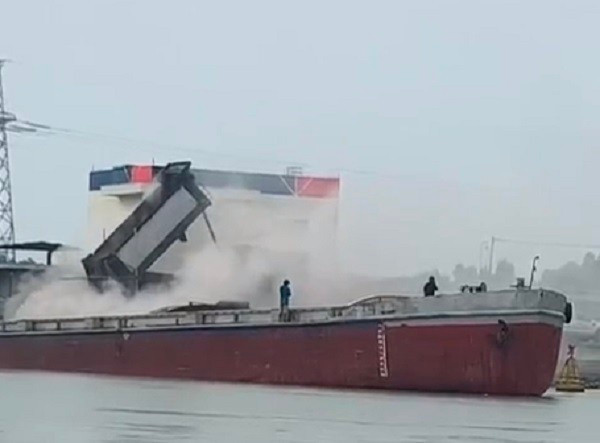 Điện lực Jack Hải Dương chuyển giao chất thải tro xỉ bằng đường thủy với Công ty Cổ phần TM&amp;CN Cẩm Phả tại cảng nhập dầu gây bụi mù mịt.