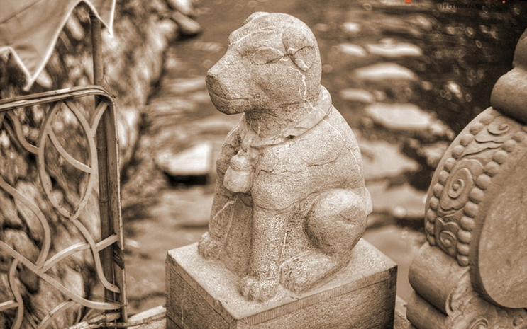 Cặp chó đá ở lối vào đền Thủy Trung Tiên, Ba Đình, Hà Nội.