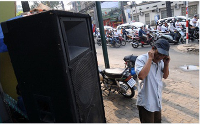 Nhiều hình thức quảng cáo nơi công cộng gây ô nhiễm tiếng ồn (Ảnh: Báo Thừa Thiên Huế)