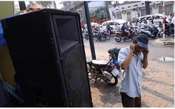 Nhiều hình thức quảng cáo nơi công cộng gây ô nhiễm tiếng ồn (Ảnh: Báo Thừa Thiên Huế)