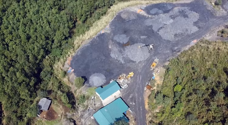 Bãi tập kết nằm cách khu vực khai thác than khoảng vài chục mét.