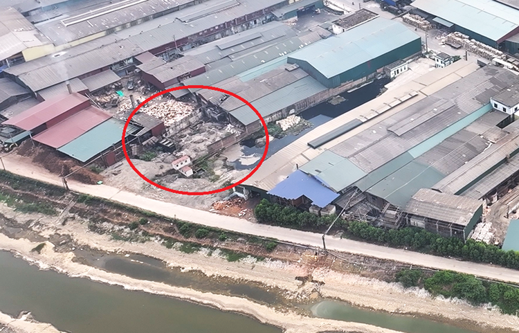 Khu vực bãi thải của Công ty Việt Mỹ trước khi bị xúc đổ đi.