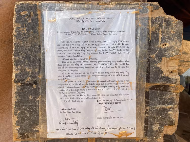Bản cam kết của nhà thầu mượn đường đi qua đất của ông Sùng Seo Lồng.