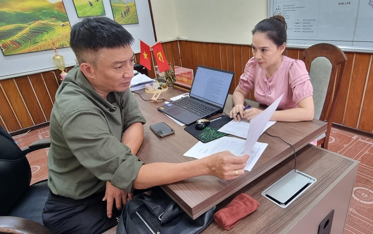 Phó Giám đốc Sở GTVT tỉnh Gia Lai ( trái) Trần Đình Sơn khi làm việc với PV