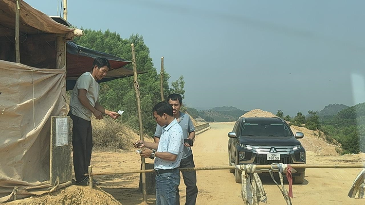 Ông Sùng Seo Lồng tự ý lập rào chắn, thu tiền người đi đường.