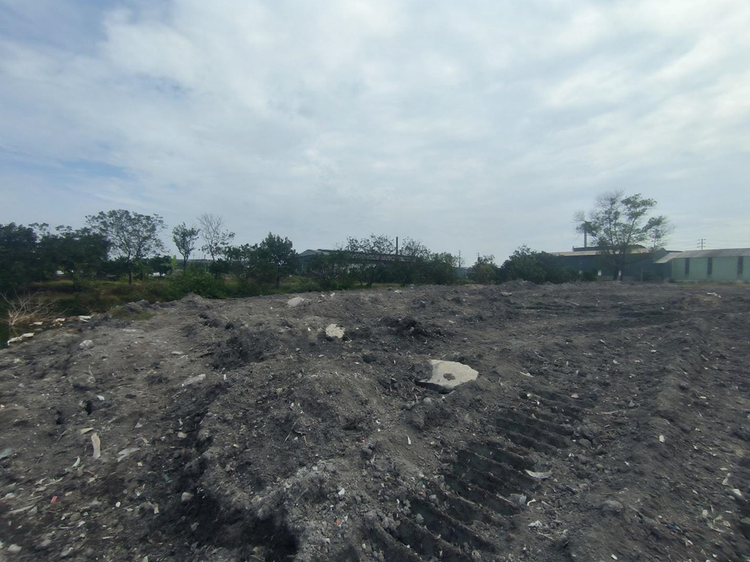 Khu đất VAC thuộc quyền sở hữu của ông Lưu Quang Lợi, được ông Ngô Xuân Lợi thuê lại để đổ chất thải. Khu đất VAC thuộc quyền sở hữu của ông Lưu Quang Lợi, được ông Ngô Xuân Lợi thuê lại để đổ chất thải.