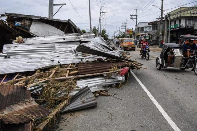 Một ngôi nhà đổ sập do gió bão tại tỉnh Bulacan.Ảnh: AFP