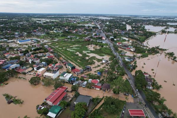 Siêu bão Noru mang theo mưa lớn gây ngập lụt ở San Miguel, Bulacan, Philippines. Ảnh: Inquirer