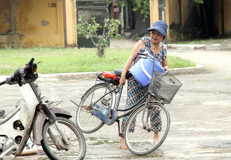 Bà với ... xô...