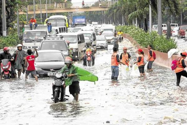 Một đại lộ ở Manila bị ngập do ảnh hưởng của bão. Ảnh: Inquirer