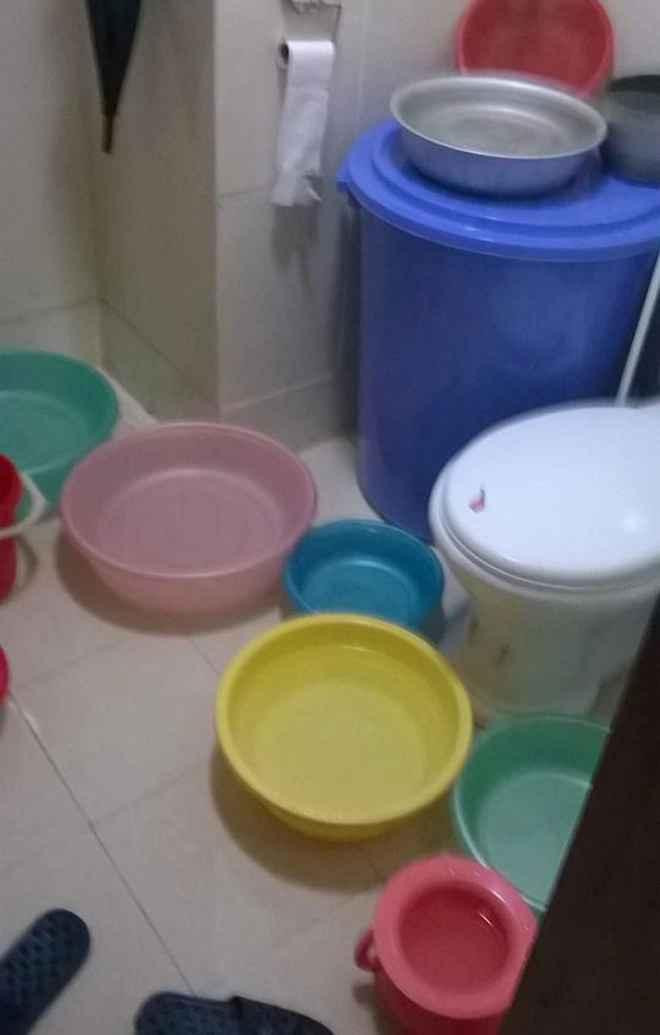 &quot;Xoong có thể thủng, thùng chứa có thể mòn. Song tình trạng mất nước không hề thay đổi....&quot;