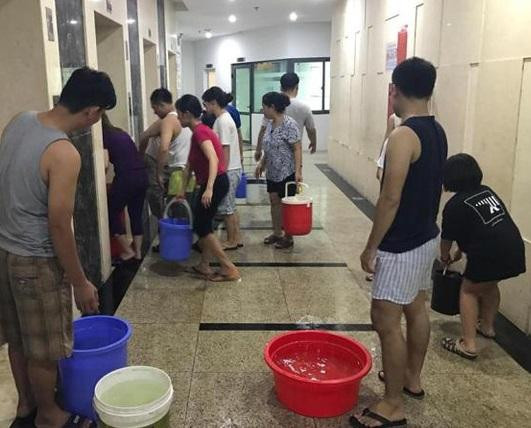 Hàng dài người dân tại một số chung cư ở Hà Nội kêu trời vì cảnh phải đi hứng nước, mua nước về để sinh hoạt được đăng tải trên nhiều diễn đàn.
