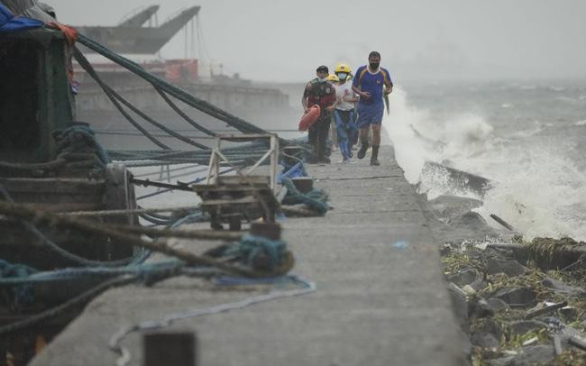 Lực lượng cứu hộ kiểm tra các cư dân sống trong khu ổ chuột ven biển của Tondo khi bão Noru tiếp cận Manila, Philippines, ngày 25/9. (Ảnh: AP)