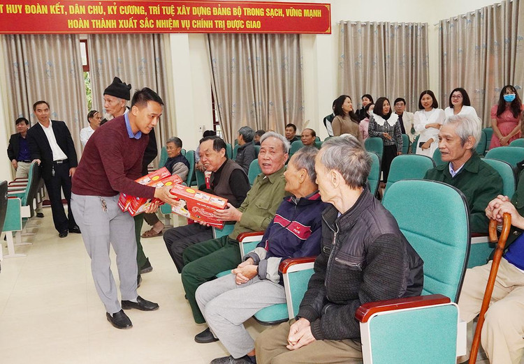Tại Trung tâm điều dưỡng thương binh Lạng Giang, các cán bộ và thương bệnh binh ở đây đã rất xúc động khi vài năm trước đoàn đã đến tặng đệm nước mát mùa hè cho các thương bệnh binh, giờ lại mang túi sưởi ấm áp đến sưởi ấm cho các bác.