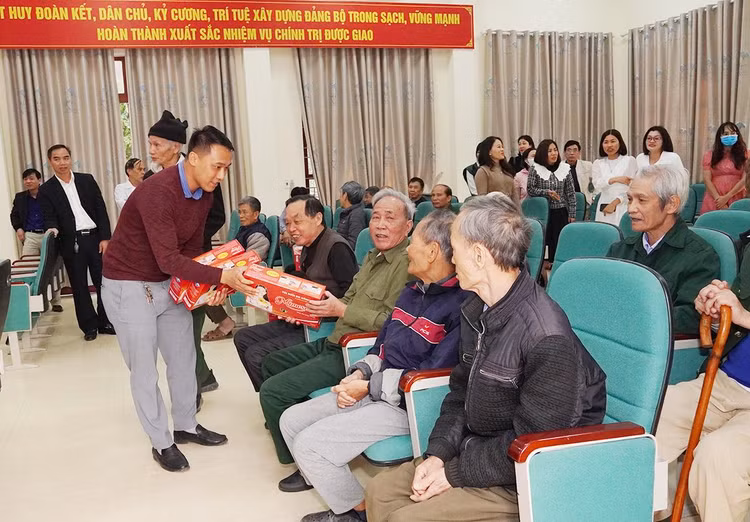 Tại Trung tâm điều dưỡng thương binh Lạng Giang, các cán bộ và thương bệnh binh ở đây đã rất xúc động khi vài năm trước đoàn đã đến tặng đệm nước mát mùa hè cho các thương bệnh binh, giờ lại mang túi sưởi ấm áp đến sưởi ấm cho các bác.