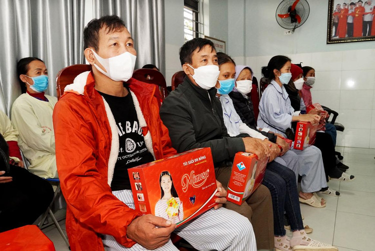 Tiếp tục cuộc hành trình không ngừng nghỉ, Đoàn đến chia sẻ chút “hơi ấm mùa đông” cho 350 bệnh nhân chạy thận đang điều trị tại Bệnh viện Đa khoa Bắc Giang.