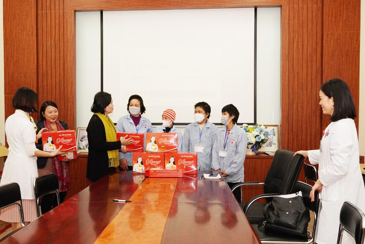 TS.BS Lê Thị Yến, Phó trưởng khoa Nội 6, Bệnh viện K và các các bác sĩ tại các bệnh viện đã chia sẻ nỗi khó khăn, vất vả cả về vật chất và đau đớn về thể xác, tinh thần trên con đường dài điều trị bệnh ung thư và chạy thận, món quà tuy nhỏ nhưng rất quý giá.