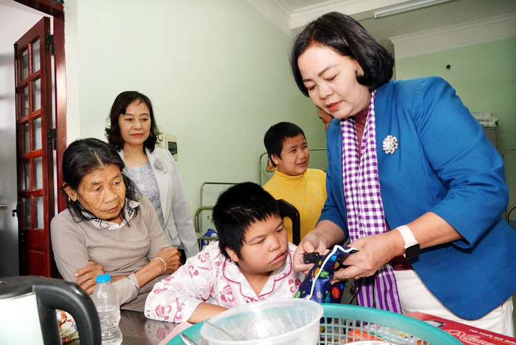 Đoàn đã ghé qua Cơ sở Bảo trợ Xã Hội tổng hợp Bắc Giang, nơi đây có 150 trẻ em mồ côi, người khuyết tật, HIV, người già không nơi nương tựa.