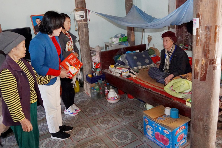 Chiếc túi sưởi ấm áp được trao cho ông Nông Quang Vinh, 83 tuổi, người chiến sĩ bị bệnh chất độc màu da cam và tai biến mạch máu não hành hạ nhiều năm nay.