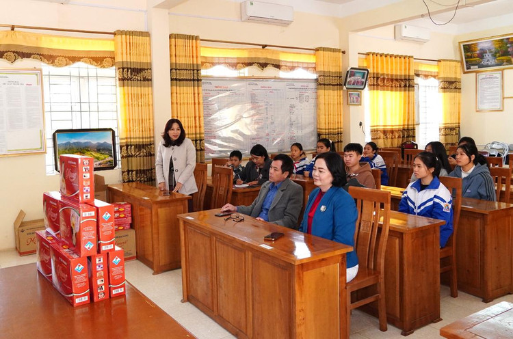 Bà Vi Thị Tú cho biết, Sơn Động là huyện miền núi khó khăn của tỉnh, có hơn 600 đối tượng là thương bệnh binh, người có công với cách mạng được hưởng chính sách trợ cấp hàng tháng, nằm rải rác ở các xã miền núi, đi lại rất xa và khó khăn.