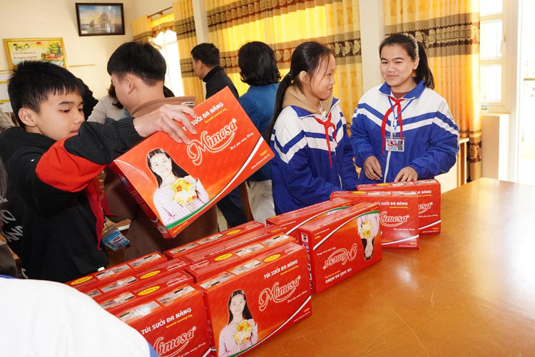 Niềm vui của các em trường Phổ thông dân tộc Nội trú Sơn Động khi đoàn đến.Trường có 450 em học sinh nghèo ở các thôn bản đặc biệt khó khăn phải sống xa nhà, xa vòng tay của bố mẹ, người thân.