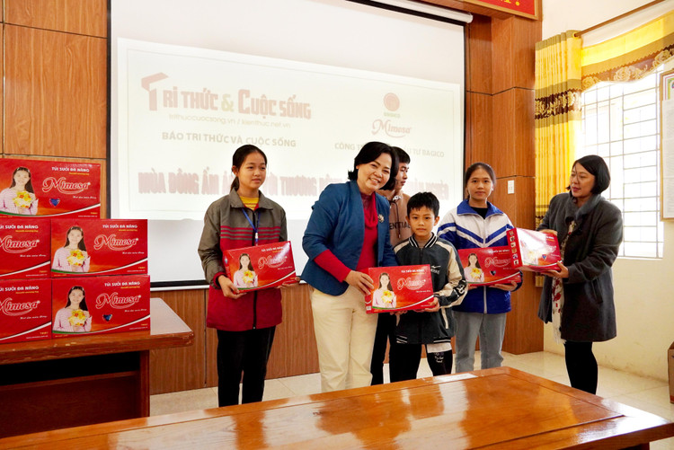 Em Chu Ngọc Sơn, lớp 6B, người dân tộc Tày chia sẻ: &quot;Con ở trường 15 ngày – 1 tháng được ông bà đón về 1 lần. Được các bác quan tâm chia sẻ con rất vui, bớt nhớ nhà hơn&quot;.