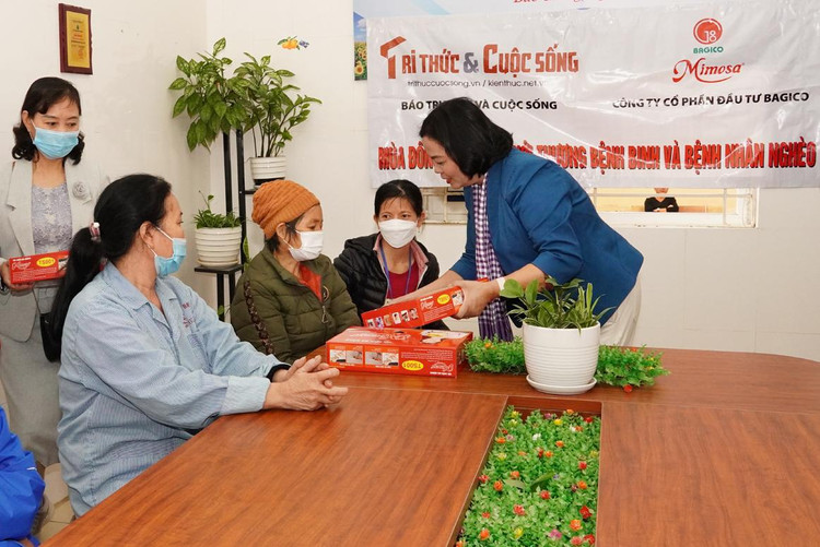 Tại bệnh viện Ung bướu Bắc Giang đoàn đã trao 120 phần quà cho các bệnh nhân ung thư nghèo.