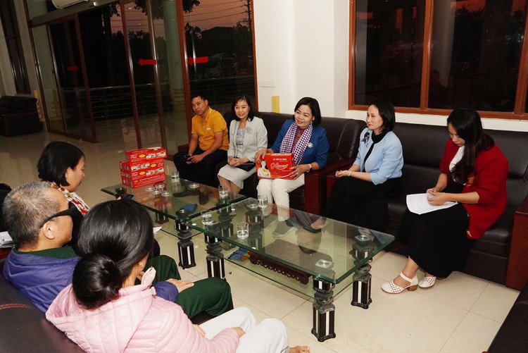 Tại Trung tâm điều dưỡng người có công, 60 chiếc túi sưởi Mimosa tiếp tục được trao tặng cho các thương bệnh binh bị mất sức lao động từ 81- 95% tại 4 tỉnh: Hà Nội, Hải Dương, Bắc Ninh, Bắc Giang.