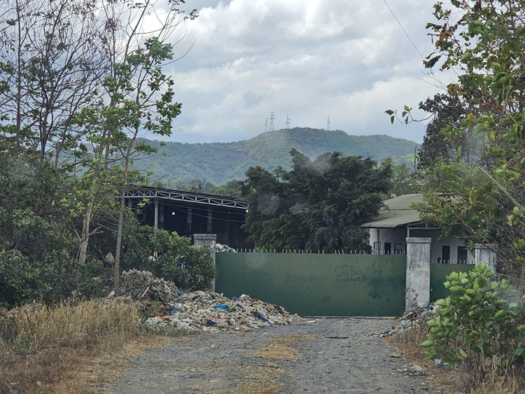 Các bãi rác từ trong xưởng ra tận ngõ.